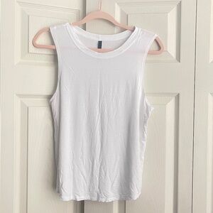 Carbon 38 women's white sleeveless tank top size S.  CONT E